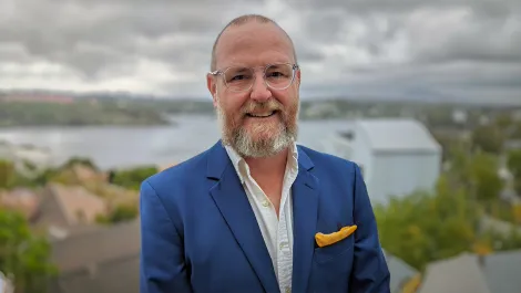 Steve jones headshot