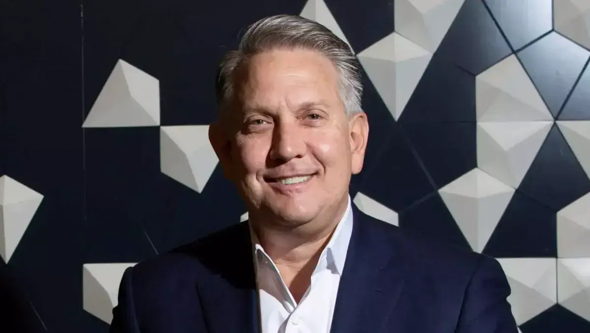 Geoff lloyd headshot 2(2)