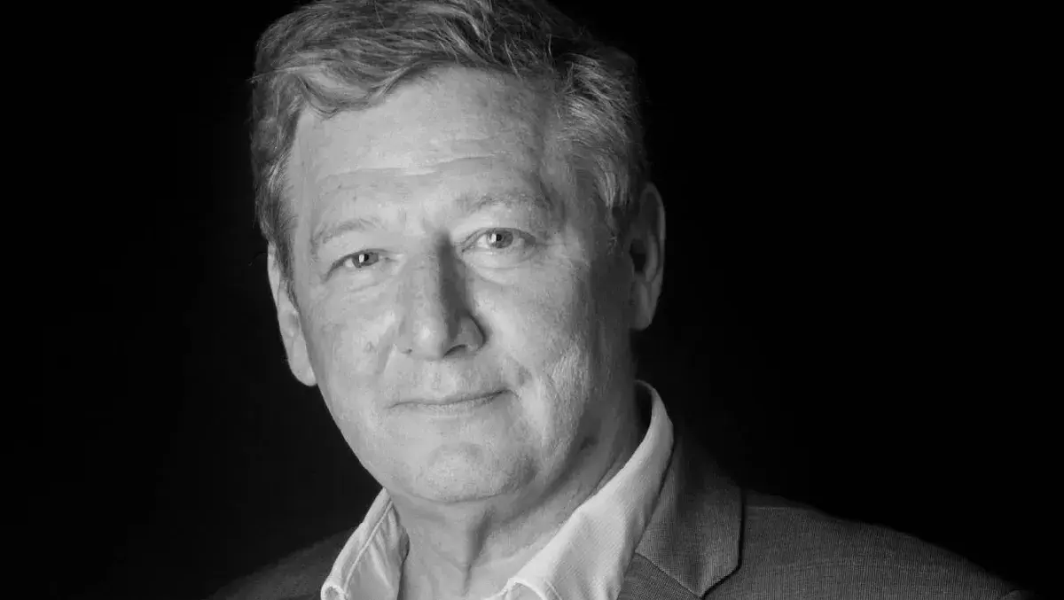 20220209 sir chris deverell  bw headshot (2)