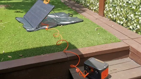 Jackery explorer 300 plus solarsaga 80w 18